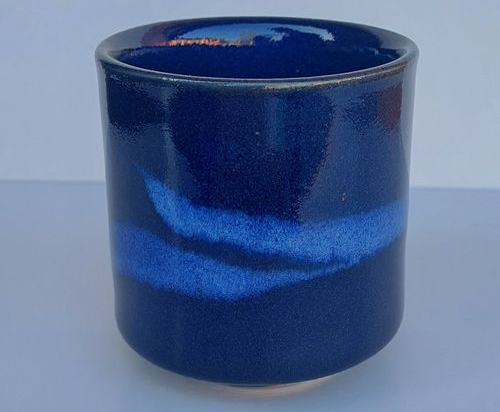 Dekorierte blaue Tasse