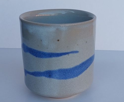 Dekorierte graue Tasse