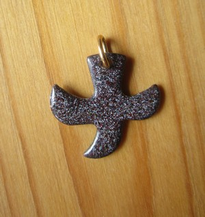 Kreuz („Taube“) - Emaille-Anhänger mit Kordel (72) - grau