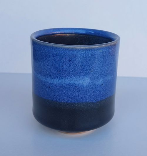 Dekorierte schwarzblaue Tasse