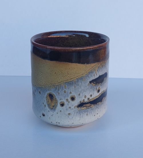 Braune dekorierte Tasse