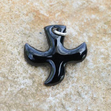 Kreuz („Taube“) - Emaille-Anhänger mit Kordel (3x3 Zentimeter) – schwarz
