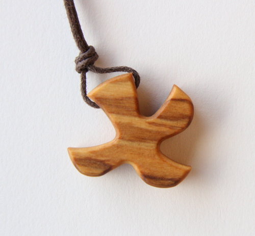 Pendentifs avec cordon, croix « colombe » (en bois d'olivier)