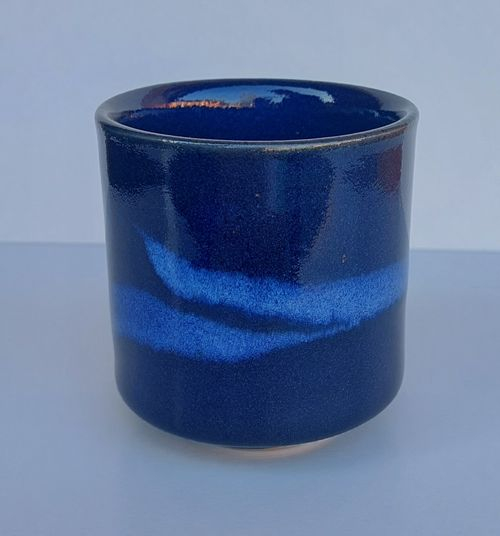 Dekorierte blaue Tasse