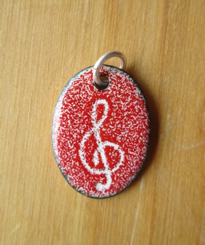 Singen und Spielen - Emailleanhänger mit Kordel  (56), rot