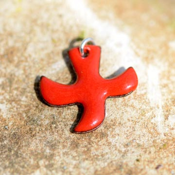 Kreuz („Taube“) - Emaille-Anhänger mit Kordel (3x3 Zentimeter) – rot