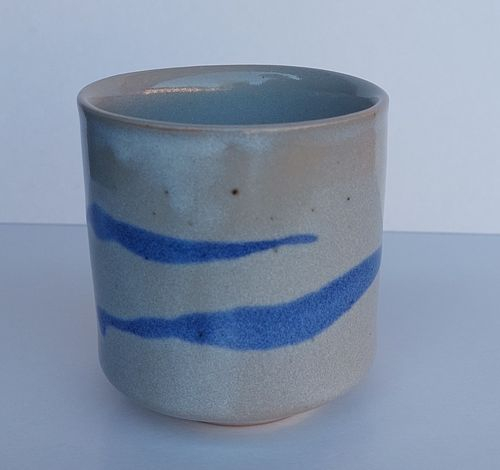 Dekorierte graue Tasse