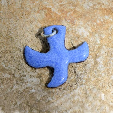Kreuz („Taube“) - Emaille-Anhänger mit Kordel (3x3 Zentimeter) – hellblau